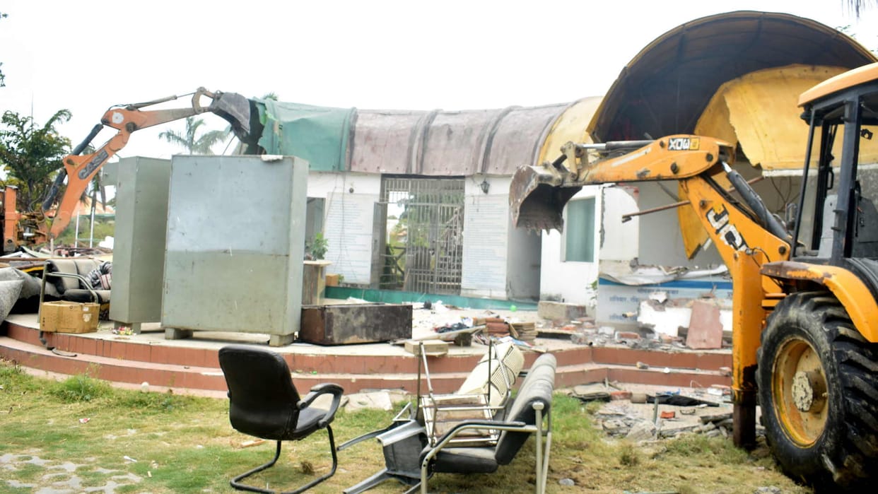 convention hall with a capacity of five thousand people will be built on vacated land