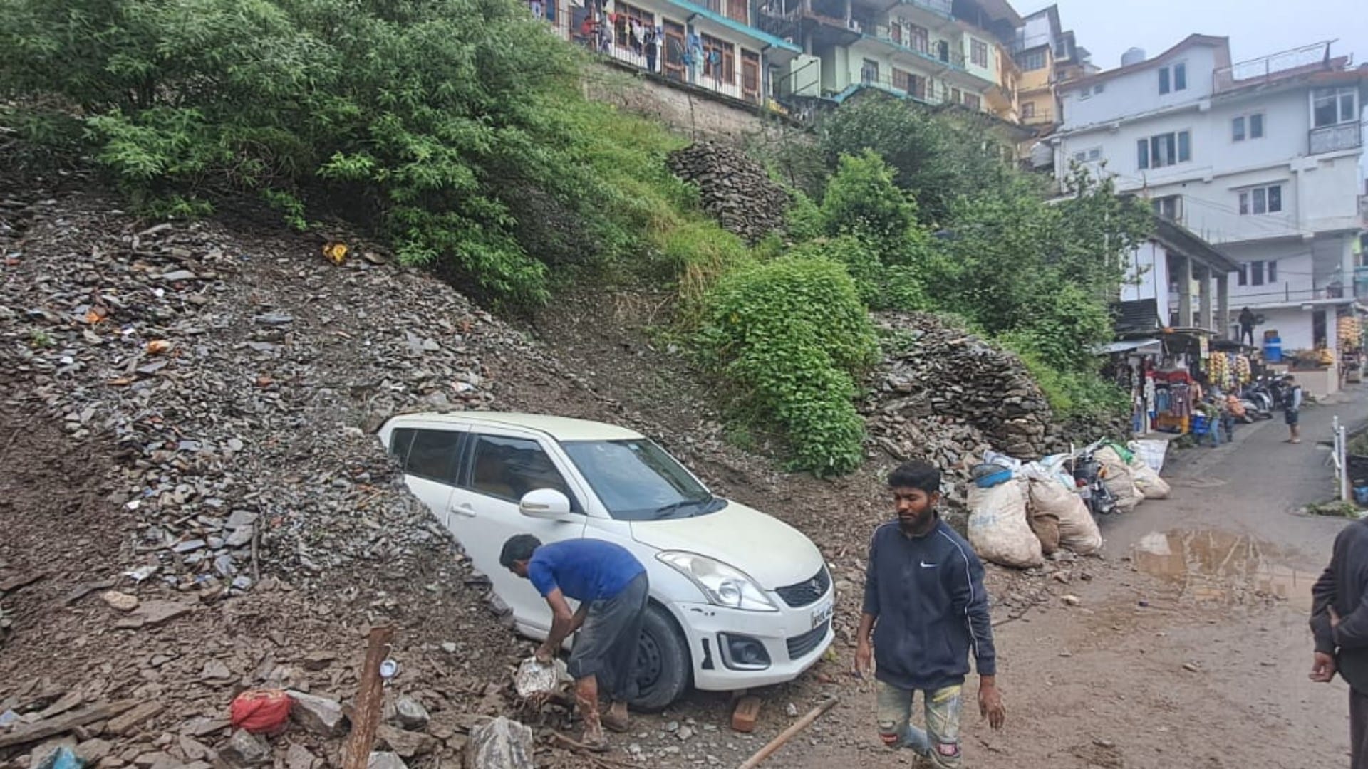 himachal weather update heavy rain in himachal many road closed vehicles buried in landslide