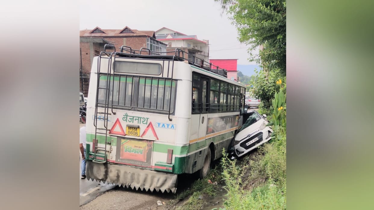 HRTC bus car collision on chandigarh manali highway in Mandi Himachal Pradesh