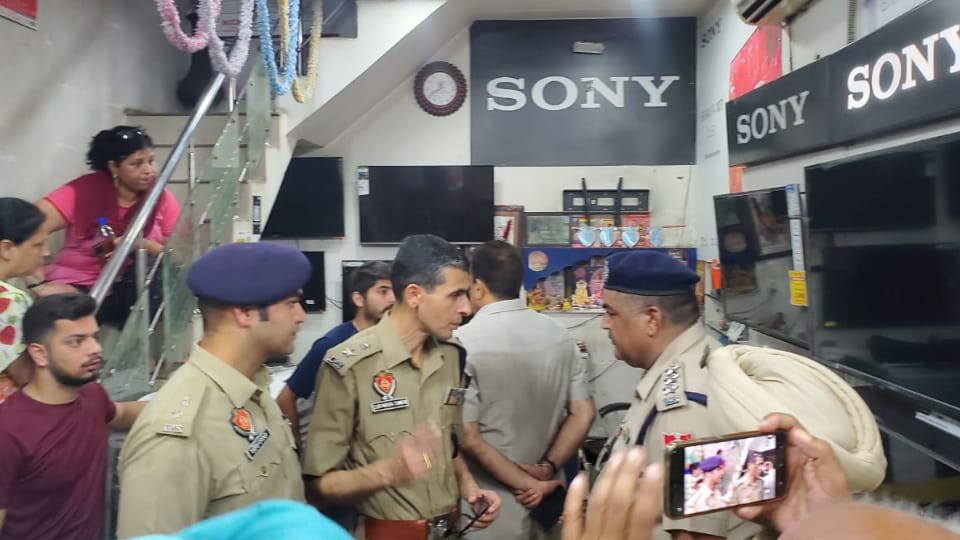 Firing in Shiv sena Leader Showroom in Batala