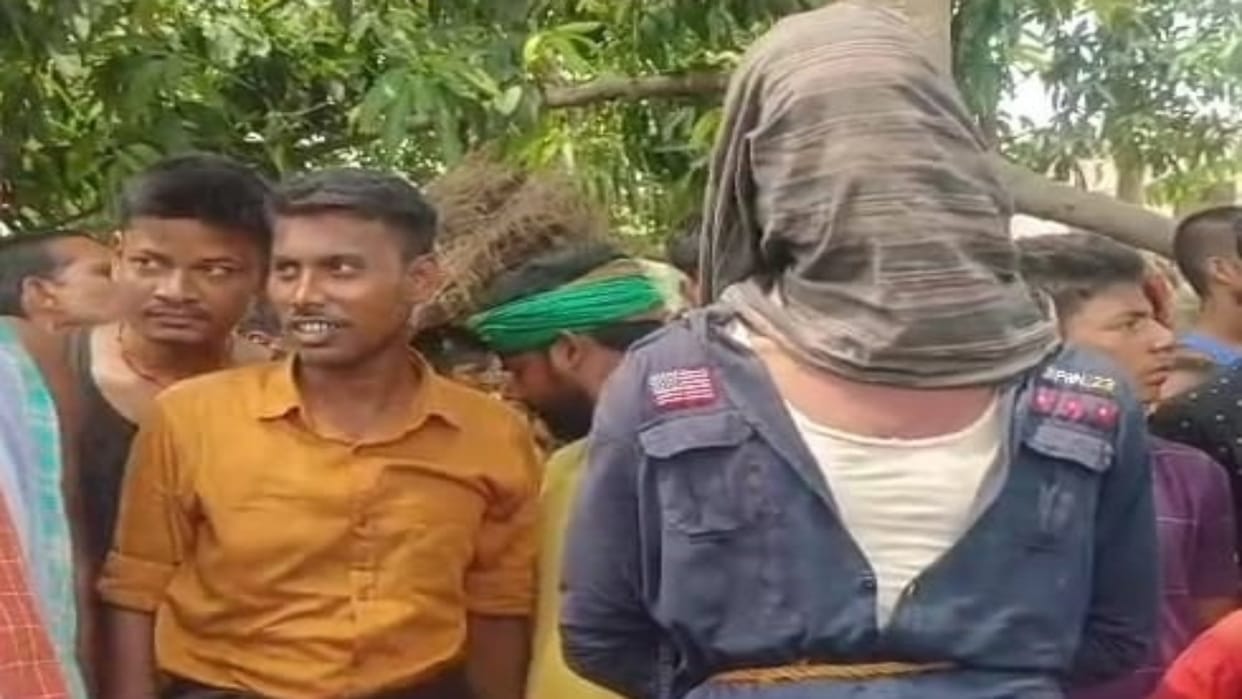 Relatives of deceased tied murder accused to tree and beat him in Samastipur, later handed him over to police