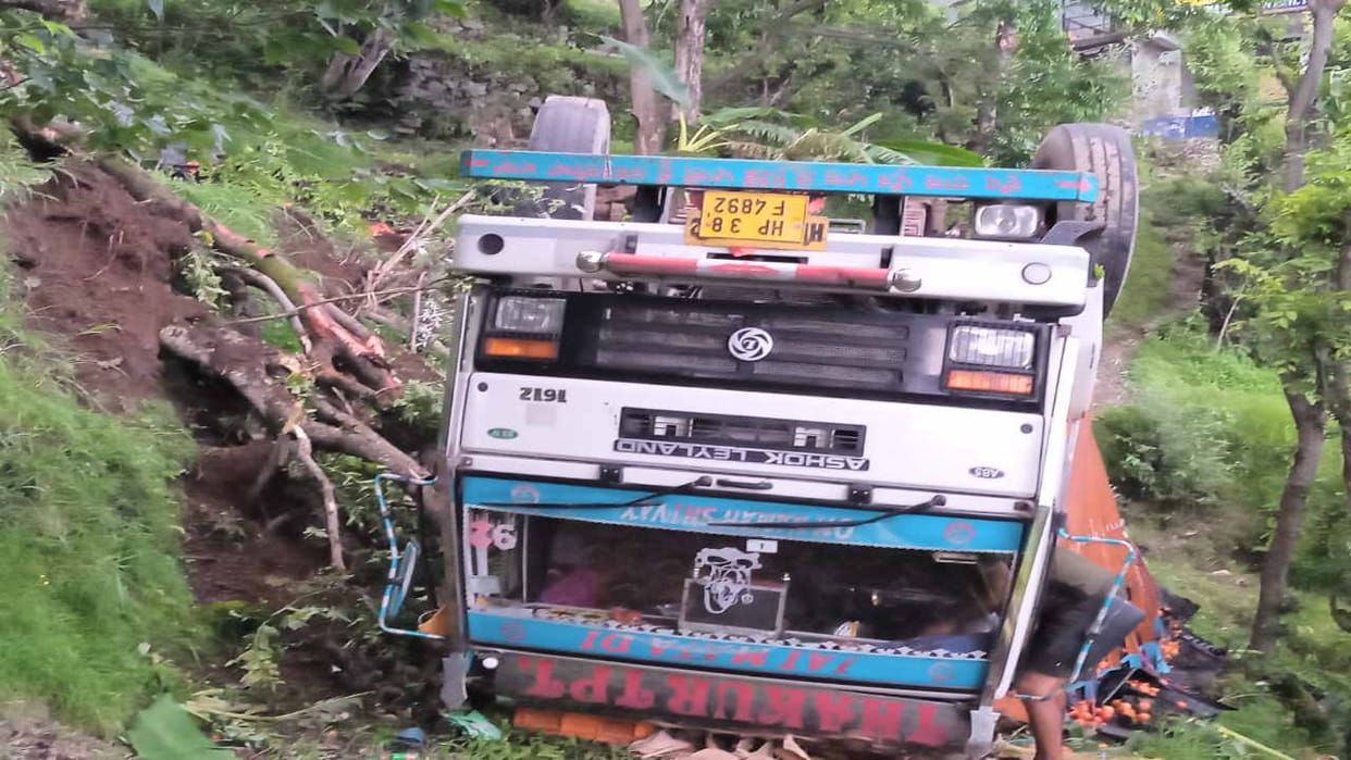 Road accident mandi: The truck carrying tomatoes from Balh to Pathankot fell in the fields