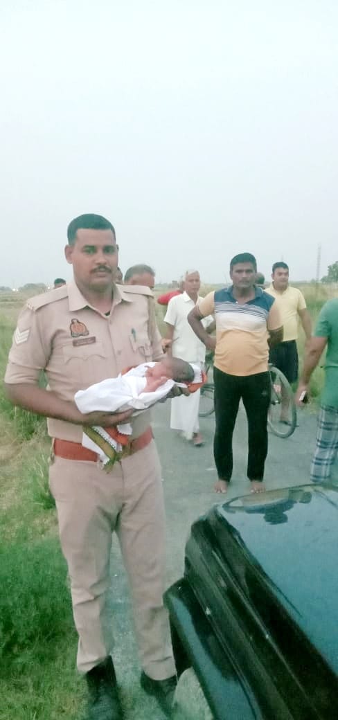Varanasi Crime: A newborn girl was found lying near the school on the roadside, the police admitted her to the