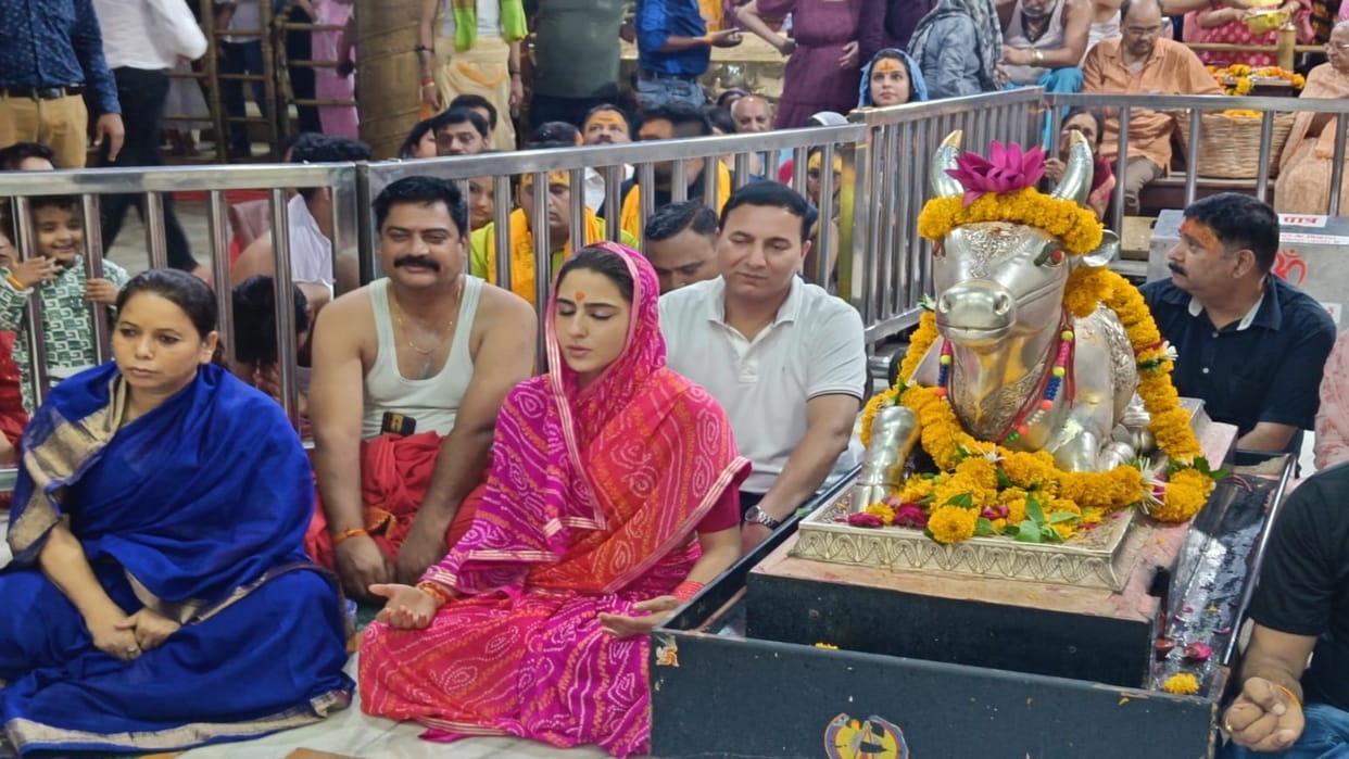Sara Ali Khan in Mahakal Temple In the court of Mahakal actress Sara Ali Khan indulged in devotion to Shiva