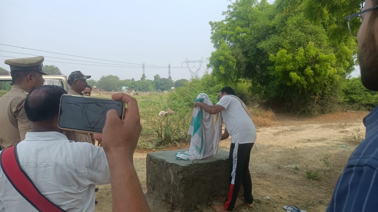 Bhadohi: Uproar due to placing of Ambedkar statue on government land, stone pelting on police, a dozen people