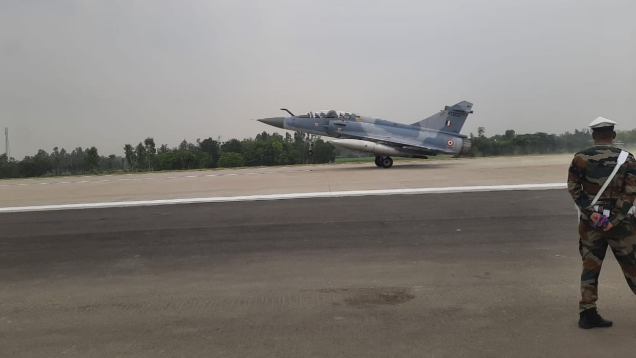 fighter planes sukhoi mirage thunder fly air show air force in purvanchal expressway
