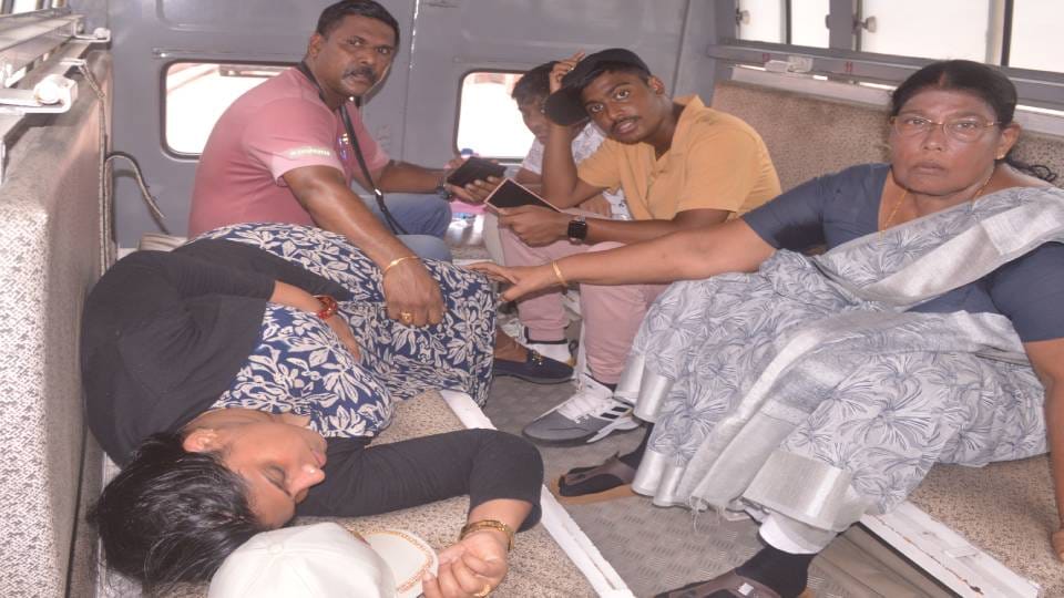 health of six tourists including foreigners deteriorated in Taj Mahal Due to scorching heat in Agra