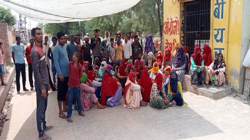women staged sit in in front of contract In Pali village of Mahendergarh