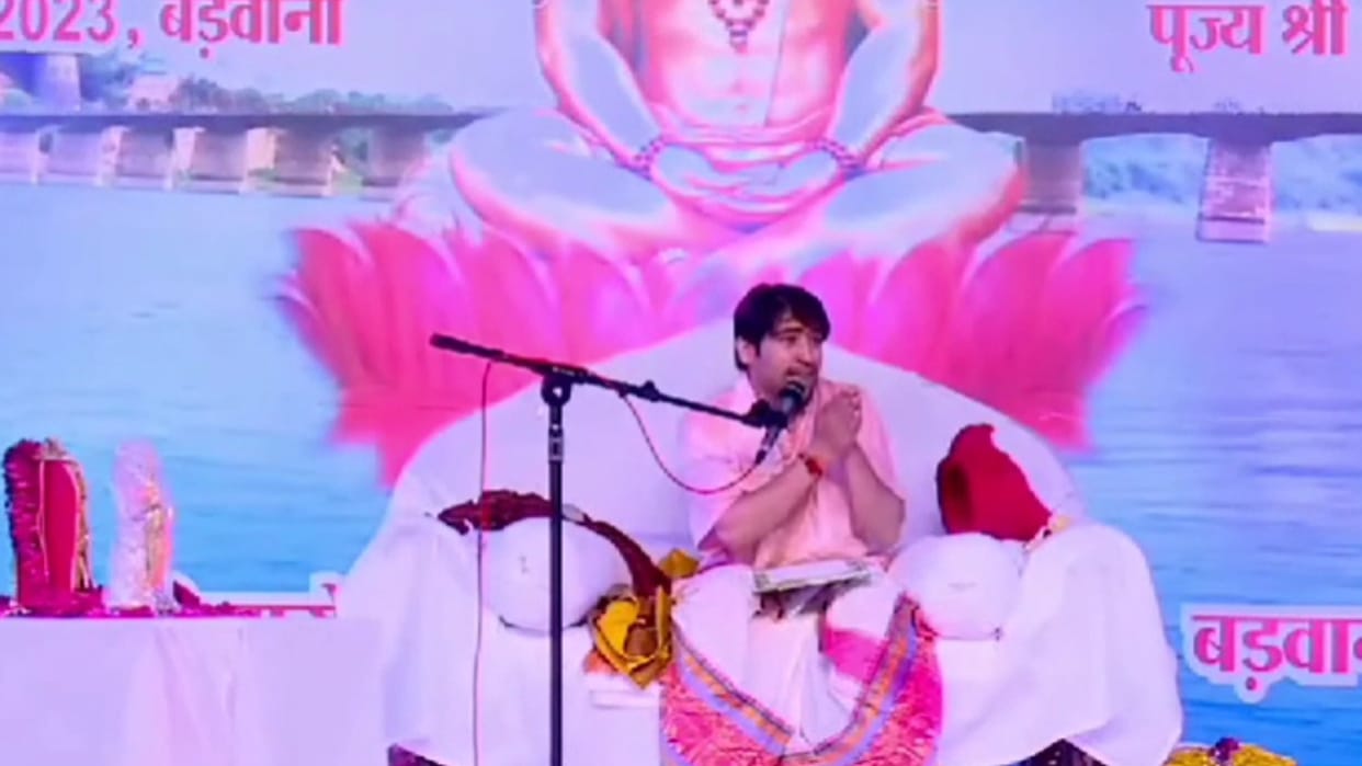 Bageshwar Dham: Dhirendra Shastri said on the change of religion Wali Ullah people are roaming around,