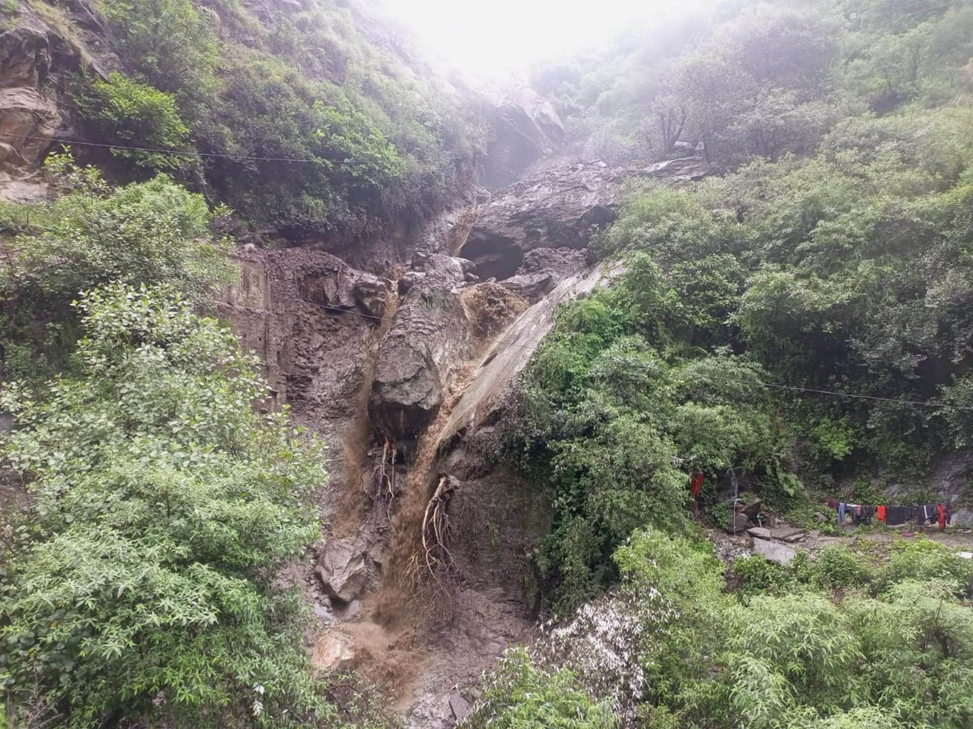 Uttarakhand Weather News Today 29 June Monsoon Heavy rains roads closed vehicles buried in debris watch Photos