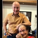 अनुपम खेर अपनी मां के साथ