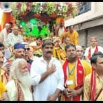भगवान जगन्नाथ की रथयात्रा का स्वागत करते मुस्लिम समुदाय के लोग।
