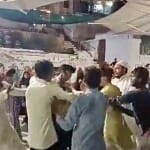 दरगाह में झगड़ा करते दोनों पक्ष।