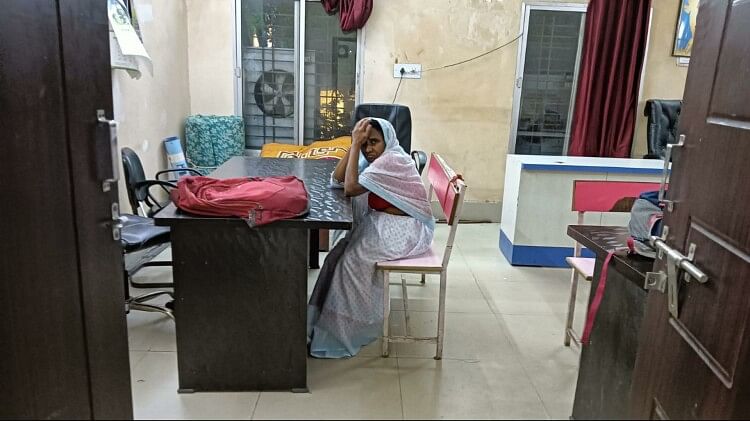 Chhattisgarh Robbery: दादी-पोती को बंधक बना 18 लाख की डकैती, चाकू-कट्टा लेकर घुसे बदमाशों ने टेप से बांधे हाथ