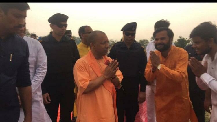 CM Yogi Mathura Visit: 2024 चुनाव से पहले संवारा जाएगा ब्रज, सीएम ने भागीदारी के लिए संतों का किया आह्वान