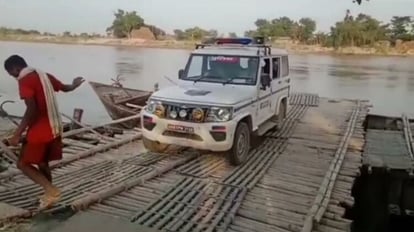 Bihar: नदी के जलस्तर में वृद्धि होने के बावजूद पुलिस गाड़ी को नाव पर चढ़ाकर कर रही पेट्रोलिंग; लोगों ने की तारीफ Despite increase in water level of Kosi river in Darbhanga, police is patrolling by ferrying vehicle on boat