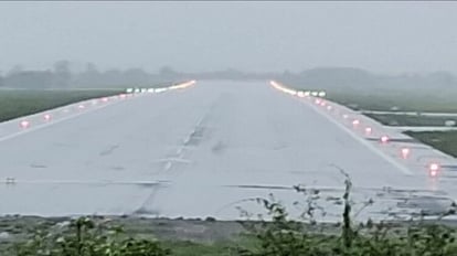 Dehradun Weather: दृश्यता कम होने से 45 मिनट में लैंडिंग के तीन प्रयास, फिर लखनऊ भेज दी दिल्ली से आई फ्लाइट Dehradun Weather Rainfall news flight from Delhi not land till 45 minutes due to low visibility