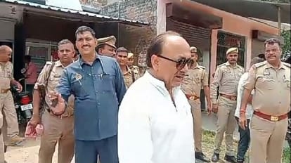 Car of former minister Siddharth Nath Singh convoy overturned, five injured including driver and security