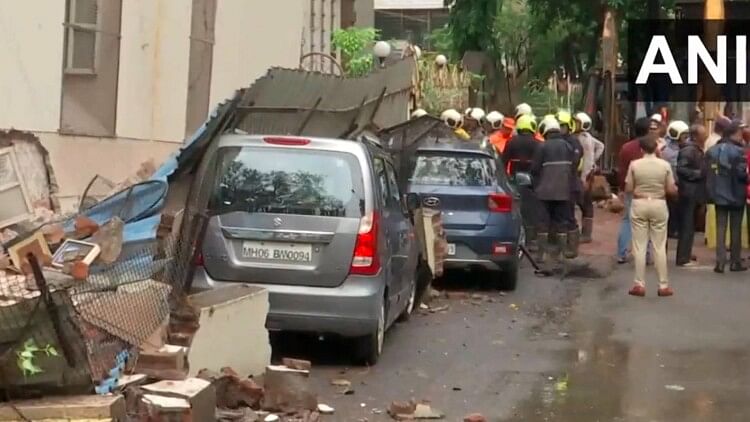 Mumbai: मुंबई के घाटकोपर में भारी बारिश के चलते गिरी इमारत, चार लोग सुरक्षित निकाले गए, दो फंसे