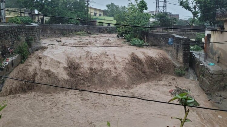 Uttarakhand Weather: बारिश से उफान पर नदी-नाले, मलबे में दबे पार्किंग में खडे़ वाहन, तस्वीरों में देखें हाल Uttarakhand Weather News Today 29 June Monsoon Heavy rains roads closed vehicles buried in debris watch Photos