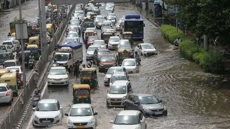 Monsoon: मानसून में दिखा असामान्य बदलाव, दिल्ली-मुंबई में एक साथ बरसेंगे बादल, भारी बारिश का यलो अलर्ट जारी