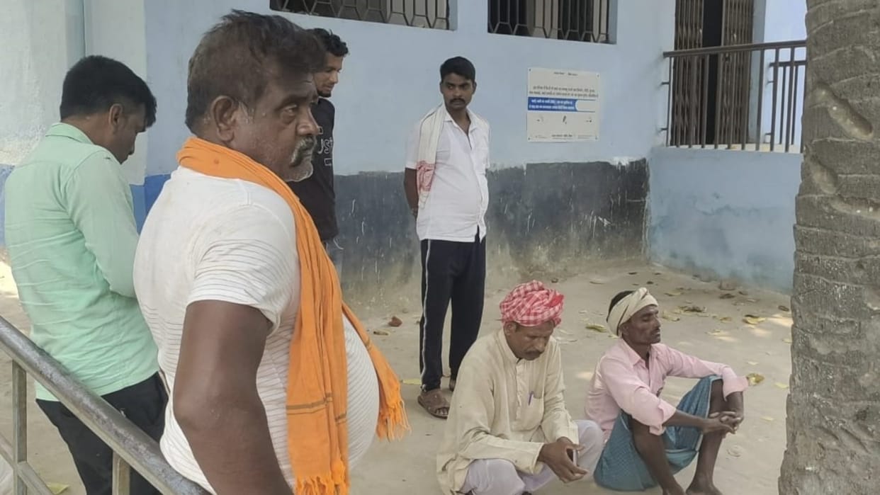 A car hit a mother-son riding a bike in Arrah, woman died on spot; young man's condition critical