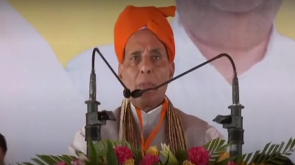 Defense Minister Rajnath Singh reached Agra received a grand welcome will hold two public meetings