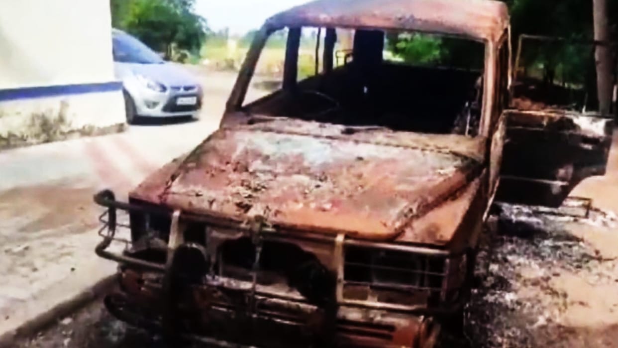 tamil nadu group clash over getting first honour Former AIADMK MLAs vehicle set on fire