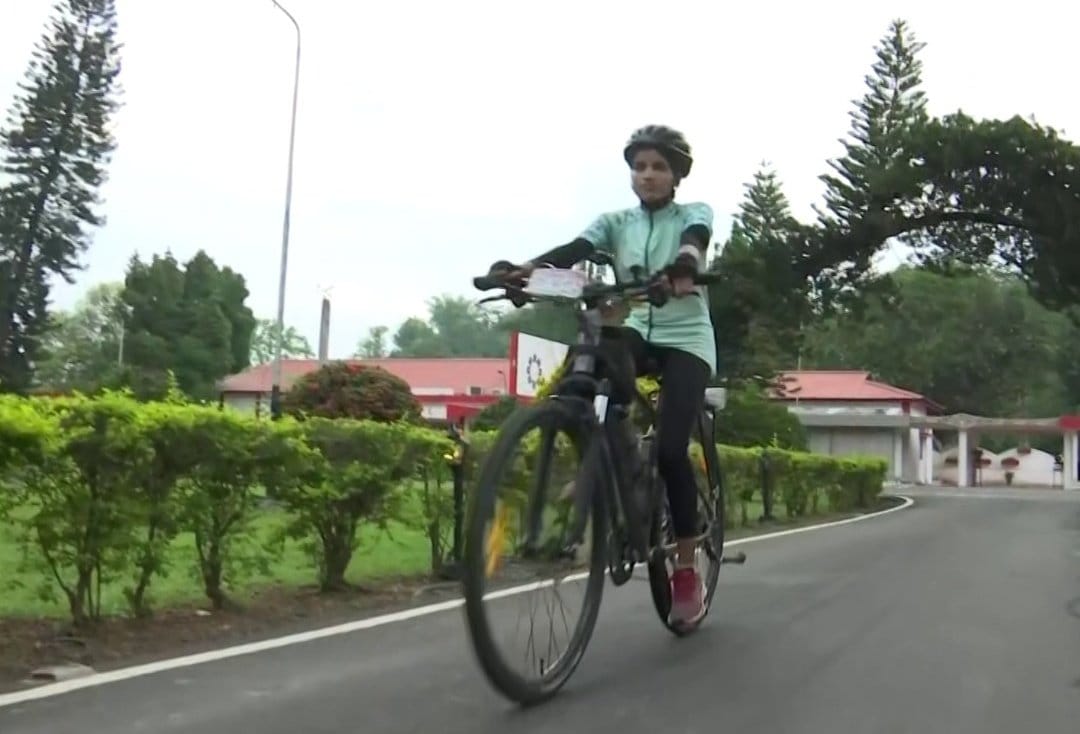 Solo cyclist Asha Malviya reached azamgarh for Women Safety and Women Empowermet