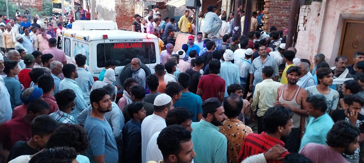 Dead bodies of Cop couple reached Baghpat, were found dead in the flat, last rites performed in front police