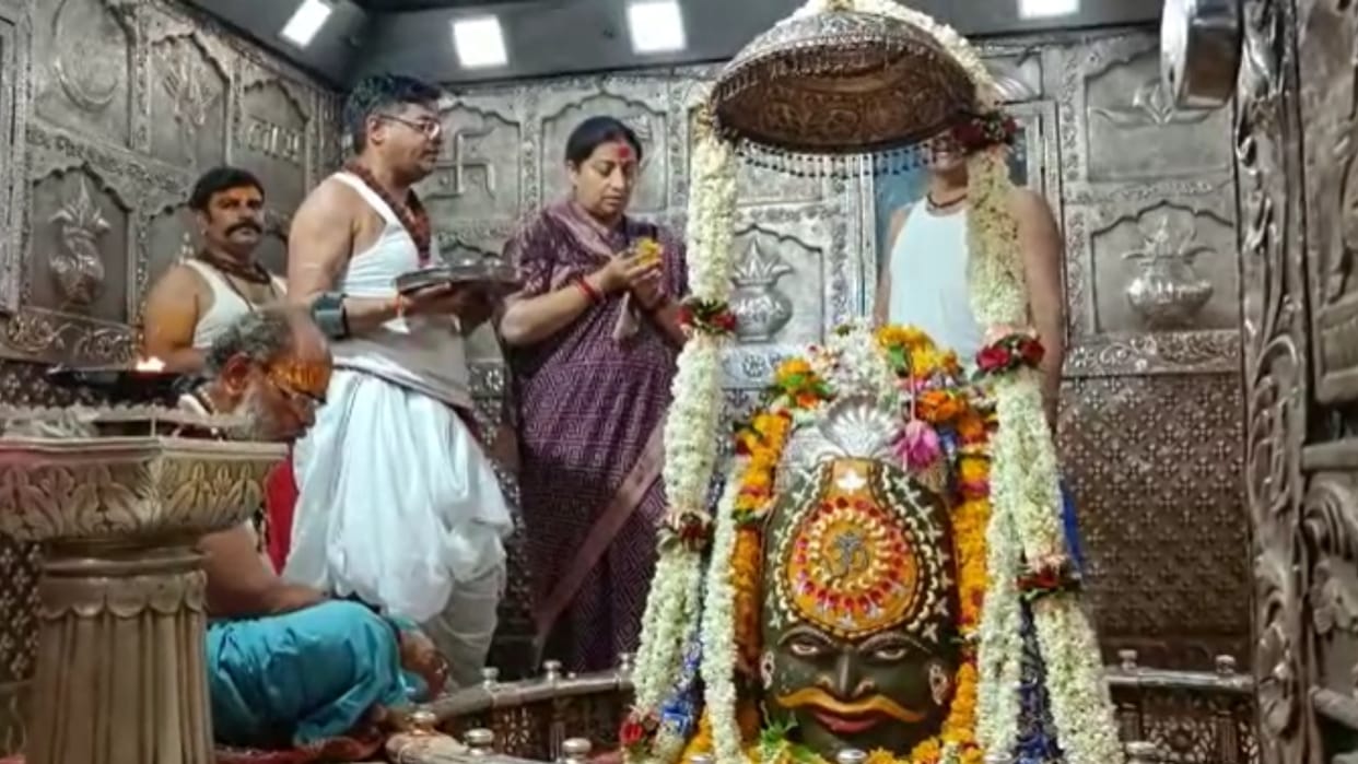 Ujjain Mahakal: Union Minister Smriti Irani arrived to visit Baba Mahakal, worshiped in the sanctum sanctorum