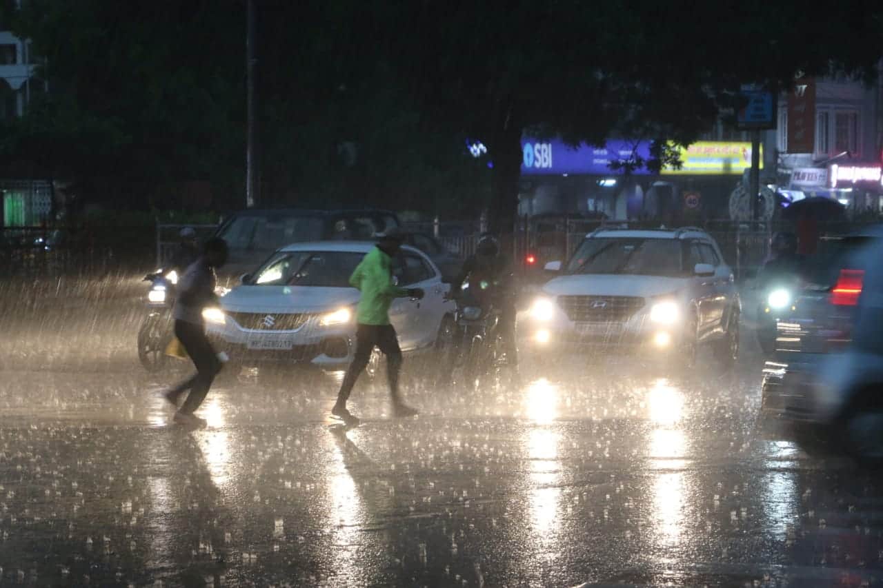 भोपाल में तेज बारिश का दौर जारी रहा।
