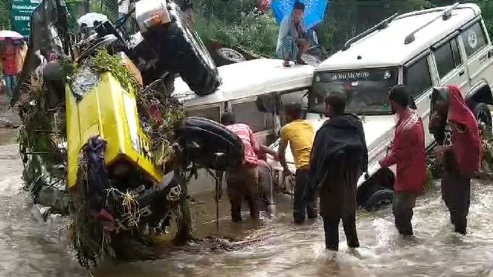 Himachal Pradesh Weather Update: Heavy Rain in Himachal Today Shimla Kullu and Manali Weather News