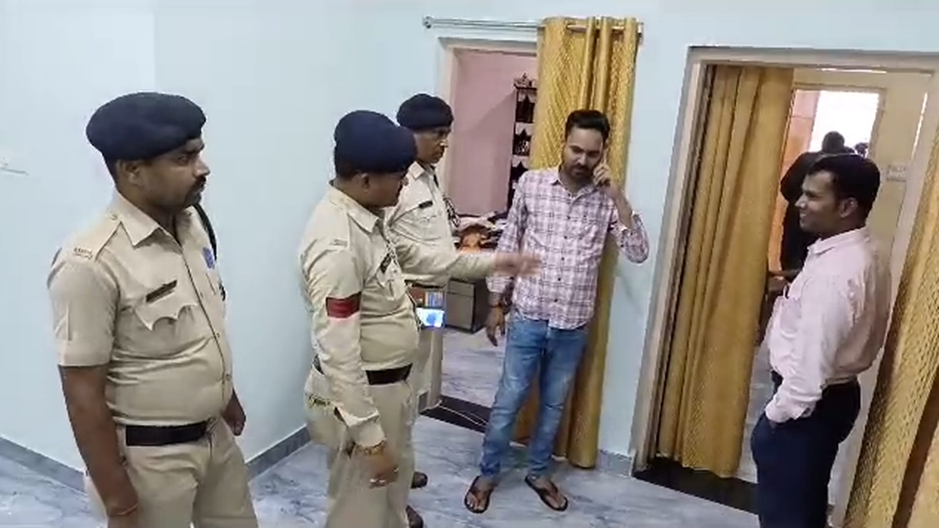 चोरी की वारदात के बाद बिल्डर के घर जांच के लिए पहुंची पुलिस।