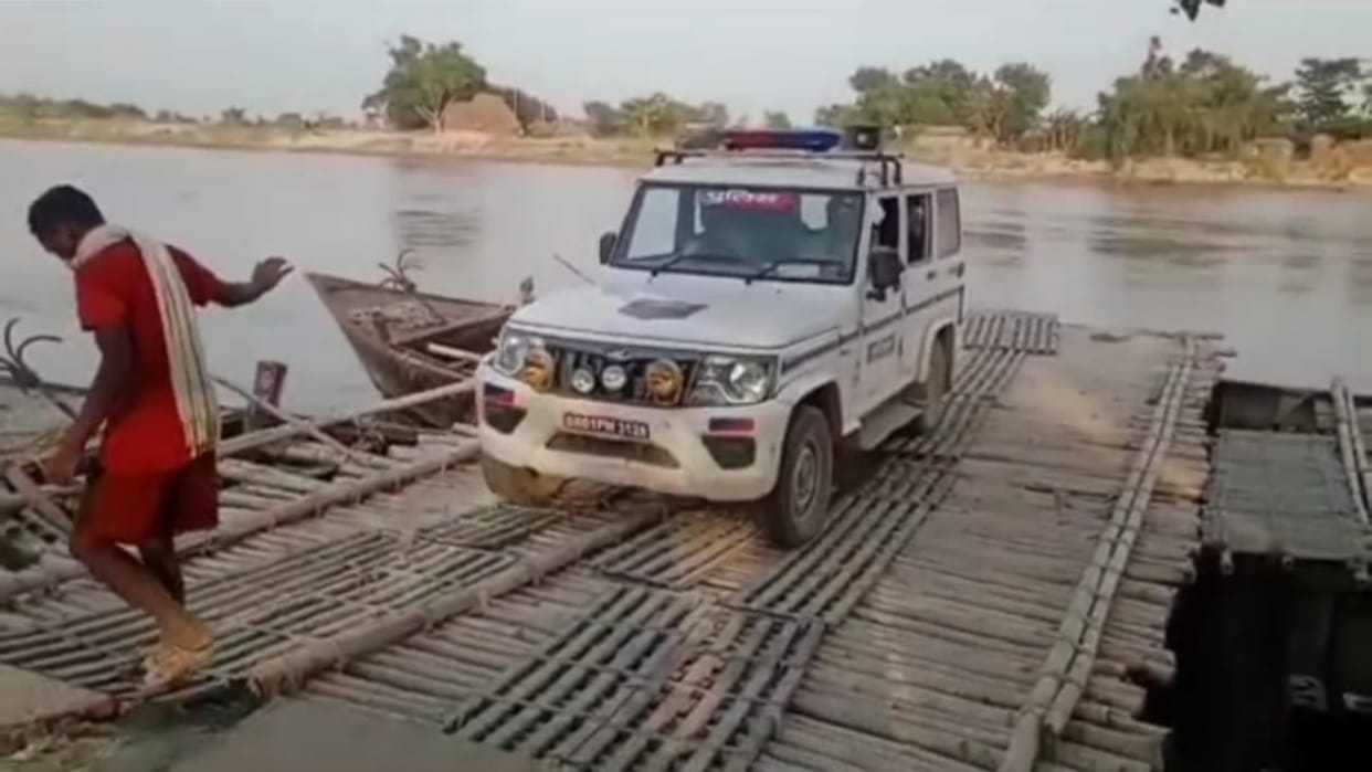 Despite increase in water level of Kosi river in Darbhanga, police is patrolling by ferrying vehicle on boat