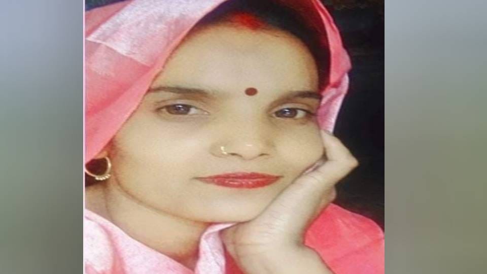 woman died after being electrocuted by an electric pole in Etah