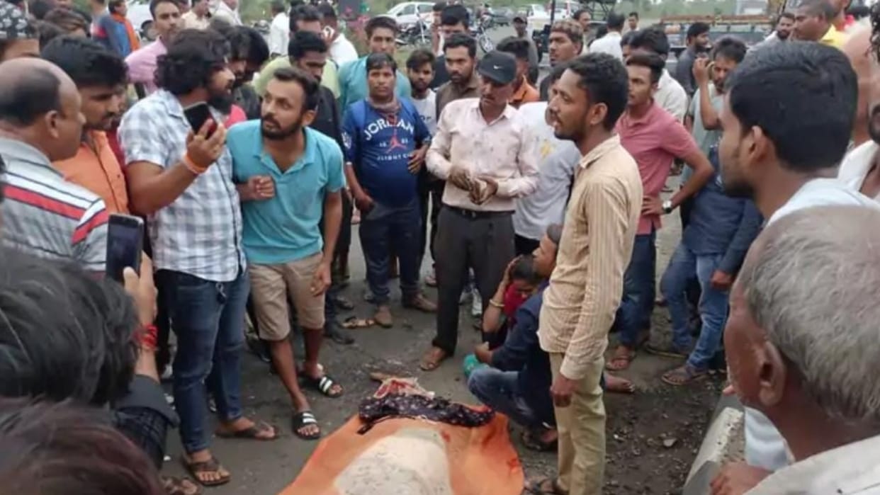 Sehore News: Bike rider entered the rear due to waving tractor, died due to wheel passing over his head