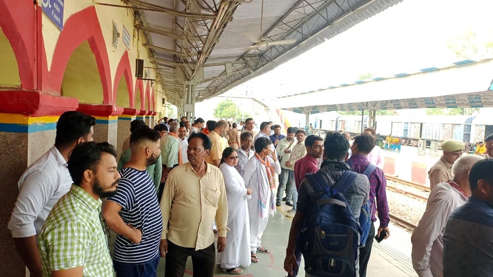Stoppage of Kalka, Mahananda and Jammu Tawi started in Hathras