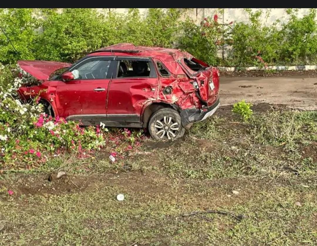 Car overturned on Indore bypass, youth dead, two companions serious