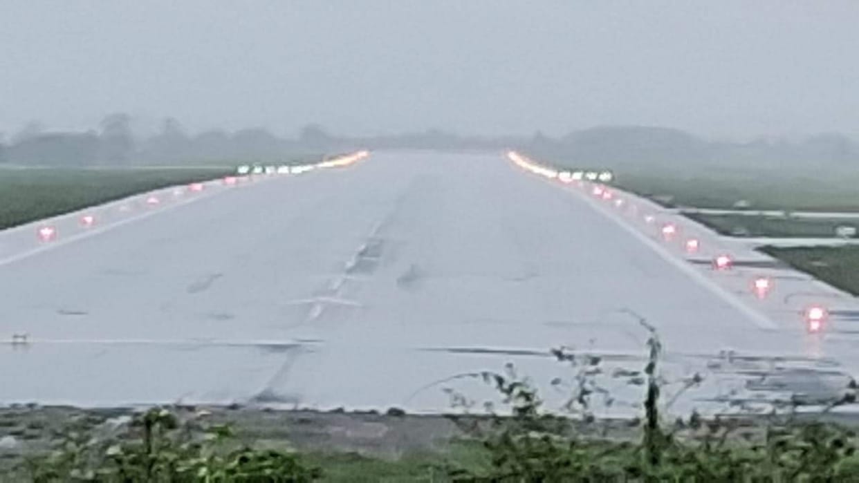 Dehradun Weather Rainfall news flight from Delhi not land till 45 minutes due to low visibility