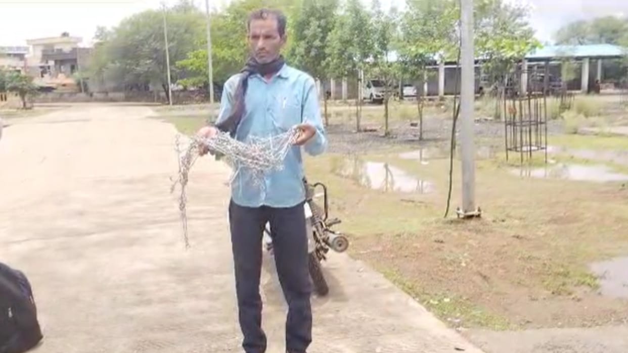 Vidisha: farmer bought a new iron rod and wrapped it on his body told the collector now he will not be untouch