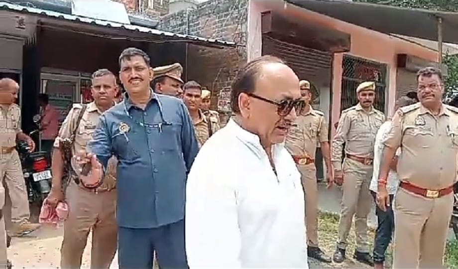 Car of former minister Siddharth Nath Singh convoy overturned, five injured including driver and security