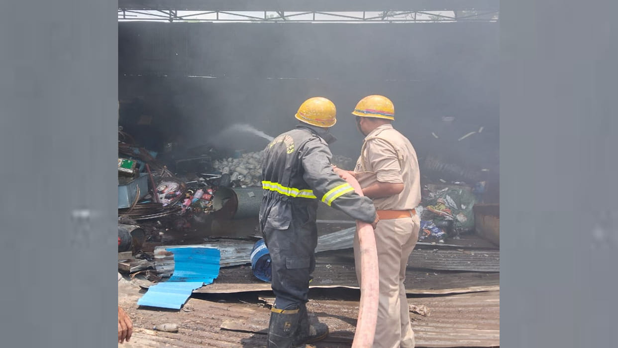 Kanpur: Fire broke out after explosion in scrap warehouse, nine laborers burnt
