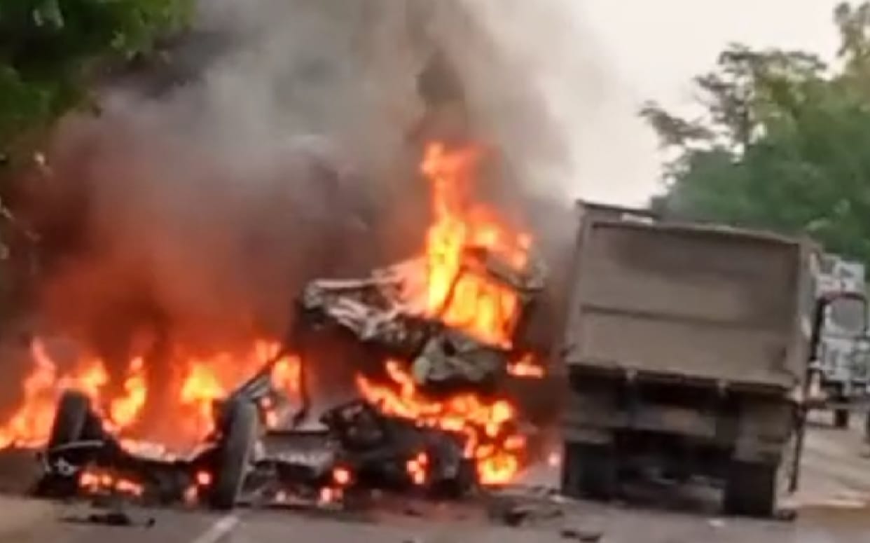 Three dumpers collided at high speed, fierce fire broke out, youth burnt alive in the cabin, half a dozen inju