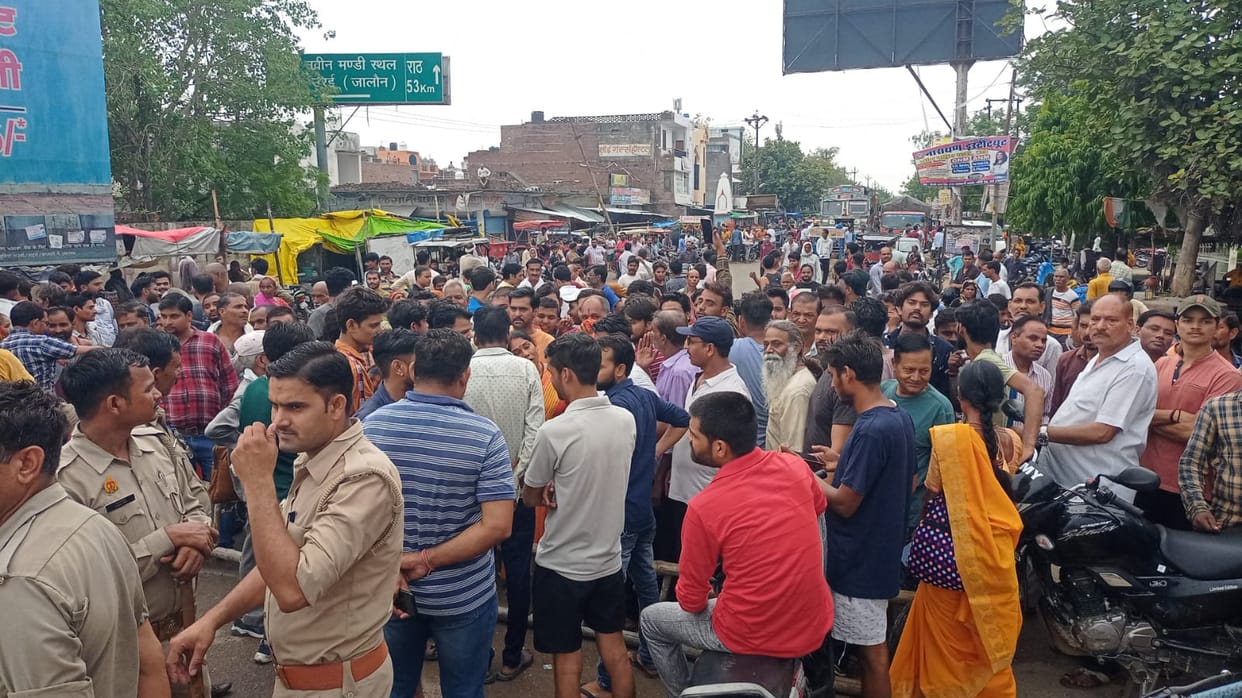 Orai power crisis, Peoples uproar over electricity, over bridge jammed, police and administration trying to un