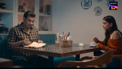 Kafas Web Series Review in Hindi Sony Liv Sharam Joshi Mona Singh Mona Basu Mukesh Chhabra Applause