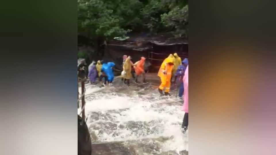 Monsoon 2023 In Uttarakhand Weather Gadera overflow in Kedarnath driver dies after stone falls on taxi