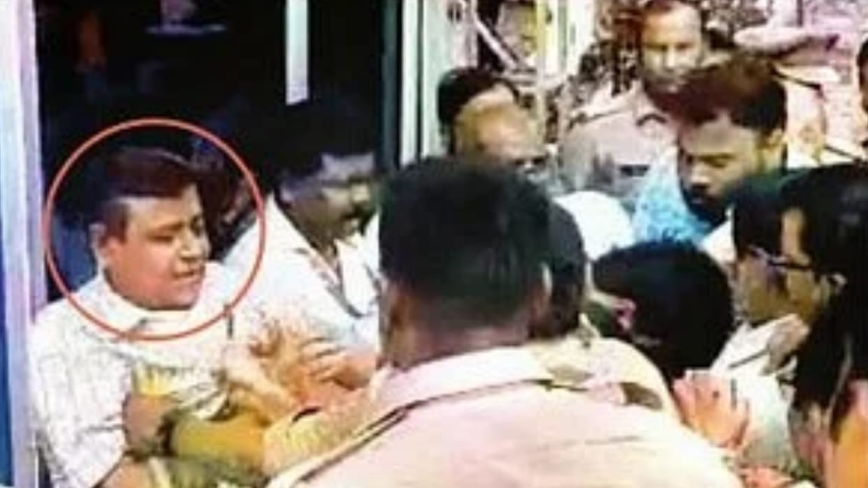 Attack on LDA team in Lucknow for making free the land from illigal grab.