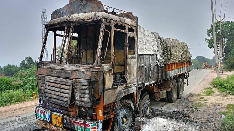 Fierce fire in truck in Mainpuri driver and operator jumped then life was saved