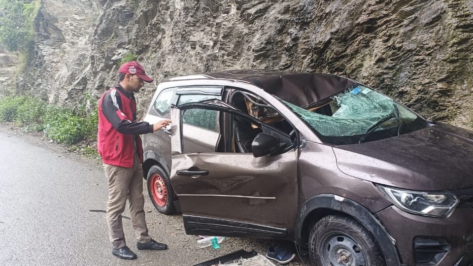 Mussoorie accident News stone fell from hill on vehicle of tourists visiting from Delhi near Kempty Falls